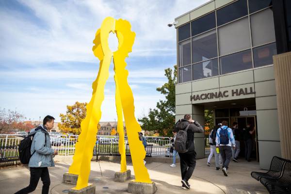 Students walking into the entrance to Mackinac Hall